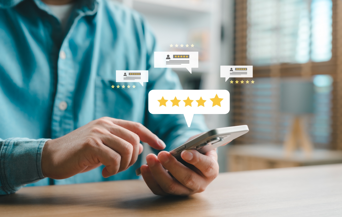 Client consultant des avis 5 étoiles sur son smartphone